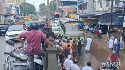 കണയന്നൂർ: സൗത്ത് കളമശ്ശേരിയിൽ സ്വകാര്യ ബസ്സ് ജീവനക്കാരുടെ ഗുണ്ടായിസം, നാട്ടുകാർ ബസ്സ് തടഞ്ഞുവച്ചു