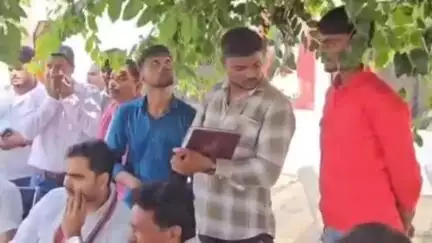 सांसद पुष्पेंद्र सरोज के सामने उठा विद्यालय मर्जर का मुद्दा