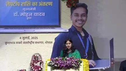 मुख्यमंत्री जी ने मेधावी विद्यार्थियों को लैपटॉप प्रदान कर उन्हें उज्ज्वल भविष्य की शुभकामनाएं दीं