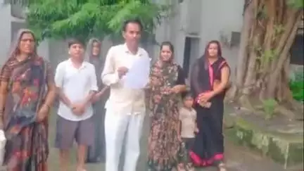 ललितपुर: जुगपुरा निवासी लोगों ने मोहल्ले की नामजद महिला पर लगाए झूठे मुकदमों में फसाने के आरोप