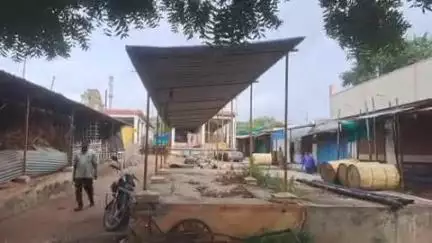 ಗುಳೇದಗುಡ್ಡ: ನಿರುಪಯುಕ್ತವಾದ ಪಟ್ಟಣದ ಭಾರತ್ ಮಾರುಕಟ್ಟೆಯಲ್ಲಿನ ತೆರೆದ ಕಾಯಿಪಲ್ಲೆ ಮಾರಾಟ ಮಳಿಗೆಗಳು: ಸಮರ್ಪಕ ಬಳಕೆಗೆ ನಾಗರಿಕರ ಆಗ್ರಹ