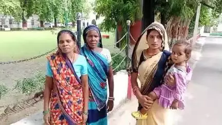 लखीमपुर: चिकनाजती गांव के बाढ़ से विस्थापित 35 परिवारों ने कलेक्ट्रेट में डीएम को सौंपा प्रार्थना पत्र#jansamasya