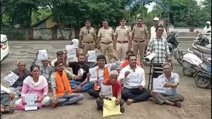 धुळे: वाढीव वीज बिलांविरोधात पारोळा रोड येथील वीज वितरण कार्यालयाच्या बाहेर ठाकरे गट शिवसेनेचे ठिय्या आंदोलन