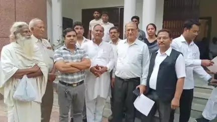 मथुरा: कॉरिडोर के समर्थन में 4 संगठनों ने जिलाधिकारी को निर्माण हेतु सौंपा ज्ञापन