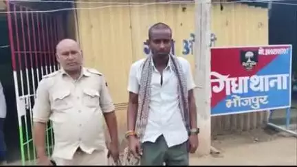 कोईलवर: गीधा गांव में शराब पीकर हंगामा कर रहे एक शराबी को पुलिस ने गिरफ्तार कर जेल भेजा