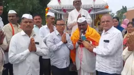 राहुरी: मा.मंञी तनपुरेंच्या वतीने पंढरपूरकडे निघालेल्या राहुरी तालुक्यातील विविध दिंड्यांना मा.उपभापती रविंद्र आढाव यांच्याभेटी