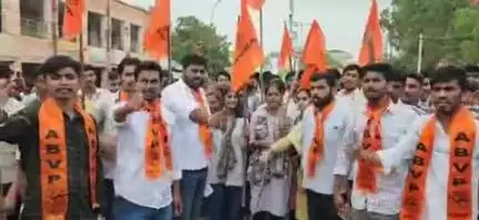 बाड़मेर: संजय स्टेडियम पर कब्जा हटाने की मांग को लेकर पीजी कॉलेज के छात्रों ने जिला कलेक्ट्रेट के बाहर किया विरोध प्रदर्शन