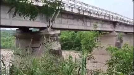 ऊना: भारी बारिश से क्षतिग्रस्त हुआ बड़साला-डठवाड़ा संपर्क पुल, विधायक विवेक शर्मा ने कहा- जल्द बनेगा वैली ब्रिज