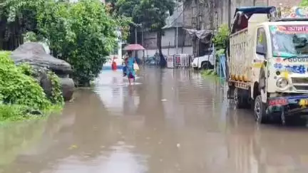হাবরা ১: হাবরা থানার ঢোকার মুখে জলমগ্ন সমস্যায় সাধারণ মানুষ