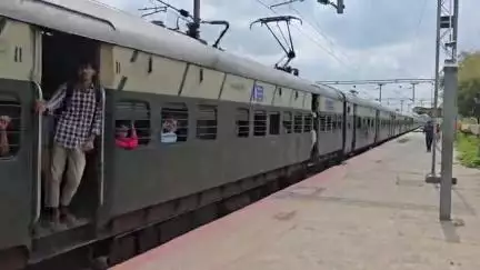 नाथनगर: नाथनगर रेलवे स्टेशन पर ट्रेन के आगे कूदकर वृद्ध ने की आत्महत्या