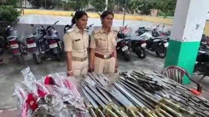 फुलवरिया: बथुआ बाजार में मुहर्रम पर्व को लेकर पुलिस ने प्रतिबंधित हथियार ज़ब्त किए, दुकानों का सत्यापन जारी