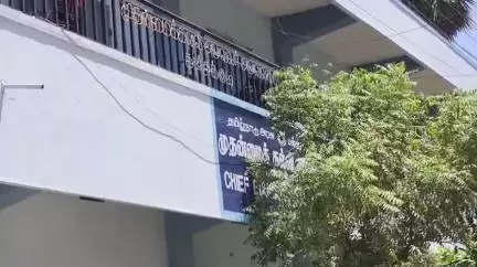 தூத்துக்குடி: இட மாறுதல் கலந்தாய்வு முறைகேடு நடைபெறுவதாக ஆசிரியர்கள் குற்றச்சாட்டி முதன்மை கல்வி அலுவலகம் முன்பு ஆசிரியர்கள் ஆர்ப்பாட்டம்