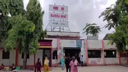 रोसड़ा: रुसेरा घाट रेलवे स्टेशन पर एक्सप्रेस ट्रेन के ठहराव को लेकर आमरण अनशन शुरू