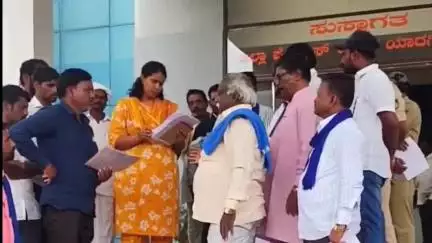 ಯಾದಗಿರಿ: ಕಾಮನಟಗಿ ಗ್ರಾಮದಲ್ಲಿ ನಾನಾಗೌಡ ಎನ್ನುವವರ ಜಮೀನಿಗೆ ರಕ್ಷಣೆ ನೀಡುವಂತೆ  ನಗರದ ಎಸ್ಪಿ ಕಚೇರಿ ಮುಂದೆ ಡಿಎಸ್ಎಸ್ ಪ್ರತಿಭಟನೆ