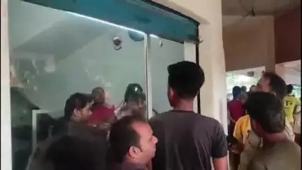 घोसी: मुहम्मदपुर हसनपुर में तीन दुकानों में चोरी, एक लाख नगदी व 17 मोबाइल उड़ाए, पुलिस जांच में जुटी