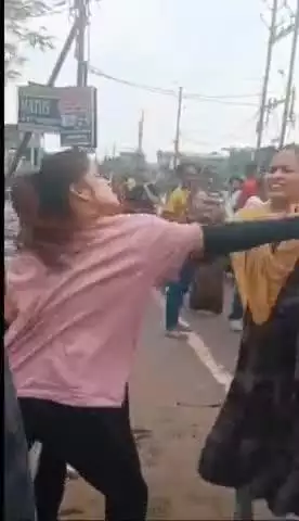 ग्वालियर गिर्द: ग्वालियर: कोटेश्वर चौराहे पर 'पति-पत्नी और वो', युवती ने युवक को पत्नी संग देख किया जमकर ड्रामा