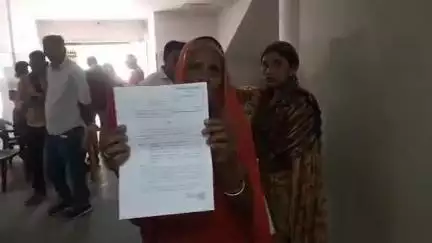 नरसिंहपुर: बहू और बेटे से प्रताड़ित होकर बुजुर्ग महिला मरका गांव से पहुंची पुलिस अधीक्षक कार्यालय