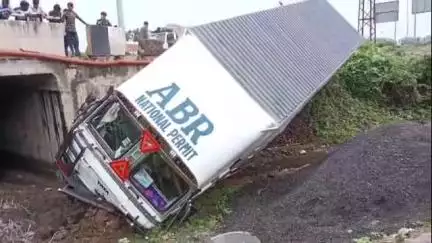 गंगरार: नशे की हालत में ड्राइवर ने जोजरो का खेड़ा के पास कंटेनर को नाले में गिराया, बड़ा हादसा टला