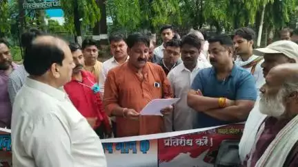 गुना नगर: स्मार्ट मीटर लगाने के विरोध में जनता का विद्युत मंडल में प्रदर्शन