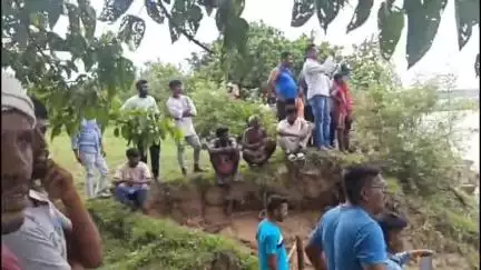 ঝালদা ১: সুবর্ণরেখা নদীতে তলিয়ে যাওয়া যুবকের খোঁজে দ্বিতীয় দিনের তল্লাশি শুরু হল