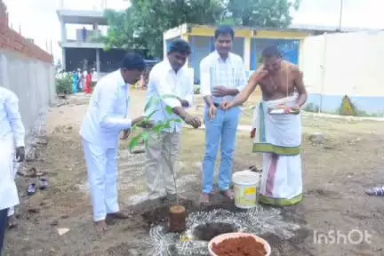 భూపాలపల్లి: కోడవటంచ లక్ష్మీ నరసింహ స్వామి ఆలయావరణలో మొక్కలు నాటిన ఆలయ అధికారులు