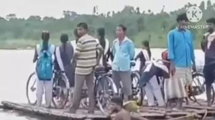 বাঁকুড়া ১: ভেলায় ভরসা বাঁকুড়া এক নম্বর ব্লকের কালপাথর গ্রাম পঞ্চায়েত এলাকার বেশ কয়েকটি গ্রামের ছাত্র ছাত্রী ও এলকার মানুষের