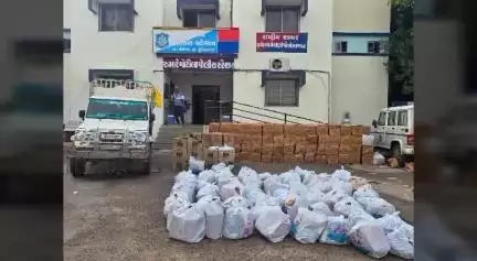 ચોટીલા: SMC ટીમેએ ચોટીલા ના ખરેડી ગામ પાસેથી વિદેશી દારૂ સહિત કુલ રૂ.1,26,10,/- નો મુદ્દા માલ જપ્ત કર્યો