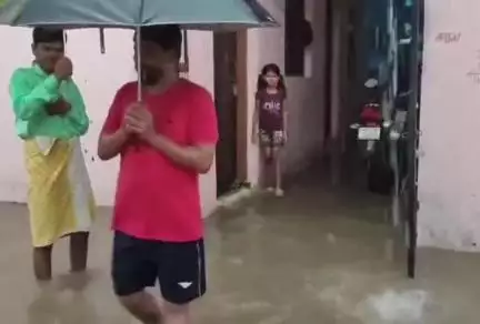 डिंडौरी: भारी बारिश के चलते डिंडौरी शहर के निचले इलाकों में भरा पानी, स्थानीय लोग हुए परेशान