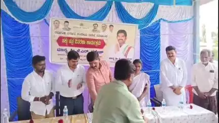 ಕಂಪ್ಲಿ: ತಾಲೂಕಿನ ರಾಮಚಂದ್ರಾಪುರ ಕ್ಯಾಂಪ್ ನ 133 ನಿವೇಶನ ರಹಿತರಿಗೆ ಹಕ್ಕುಪತ್ರ ವಿತರಿಸಿದ ಶಾಸಕ ಗಣೇಶ್