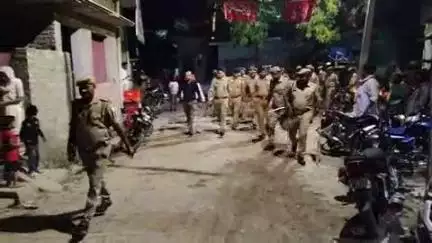 बलरामपुर मुहर्रम पर्व को लेकर जिला अधिकारी पवन अग्रवाल व एसपी विकास कुमार ने पुलिस बल के साथ किया फ्लैग मार्च। कहा कानून