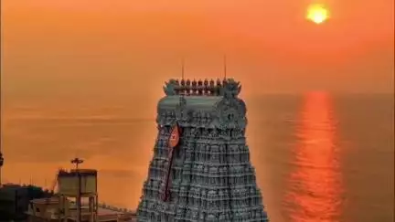 திருச்செந்தூர்: சுப்பிரமணிய சுவாமி திருக்கோவில் விமானத்தில் வைக்கப்பட்ட தங்க கலசம் - மெய்சிலிர்த்து பார்த்த பக்தர்கள்