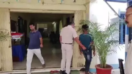 লালগোলা: ২১ কেজি গাঁজাসহ যুবক গ্রেফতার, লালগোলা থানার বড়সড় সাফল্য