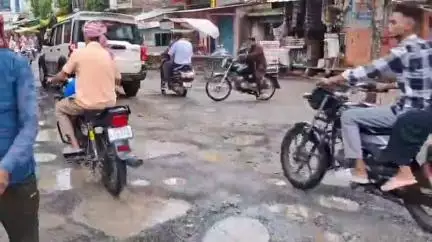 झांसी: बड़ागांव गेट बहार वार्ड नंबर 50 में कुछ महा पहले डाली गई सड़क वर्षा के पानी से वही #jansamasya