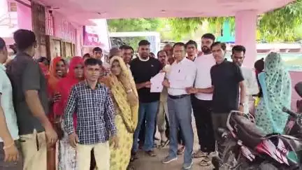 बेगुं: बेगू नगर के वार्ड नंबर दस में सड़क बनवाने की मांग को लेकर वार्डवासियों ने नगर पालिका ईओ को ज्ञापन सौंपा।
#jansamsya