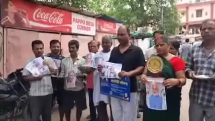 ठेला पटरी व्यापारियों ने मोदी-योगी का फोटो लेकर किया भिक्षाटन, बोले- लोन की किस्त जमा करने के लिए मजबूर हैं
