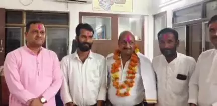 ढीमरखेड़ा: सिलौंडी नायब तहसीलदार का सागर तबादला, ग्रामीणों ने दी विदाई
