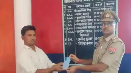 मधुबन: रामपुर थानाध्यक्ष ने खोए हुए मोबाइल को जब्त कर उसके असली मालिक को सौंपा