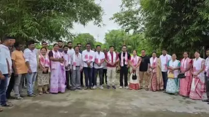 মাৰ্ঘেৰিটা: ডিগবৈ উন্নয়ন খণ্ডত বিধায়ক সুৰেন ফুকনৰ উপস্থিতিত টিংৰাই গাঁও পঞ্চায়তৰ দহ জন সদস্য সদস্যাৰ আনুষ্ঠানিকভাৱে শপত গ্ৰহণ