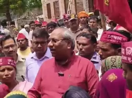 राजातालाब: मिर्जमुराद में छात्रा की हत्या, परिजनों से मिले कैबिनेट मंत्री संजय निषाद, पुलिस ने हत्यारोपी को किया गिरफ्तार