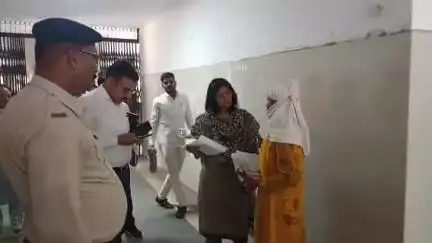 नरसिंहपुर: जेठ ने किया बच्चे का अपहरण, कलेक्टर कार्यालय पहुंची मां ने लगाई इंसाफ की गुहार