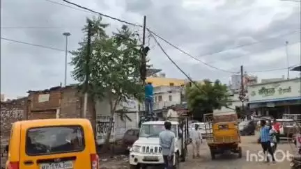 विदिशा नगर: सावरकर बालविहार के पीछे बिजली कंपनी ने एक पोल सुधारा, दूसरा क्षतिग्रस्त, हादसे की आशंका