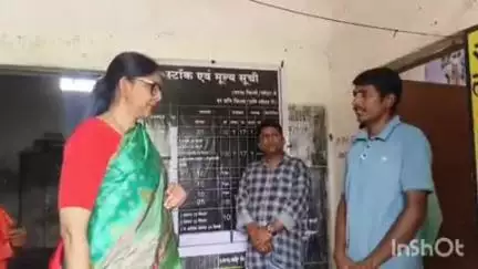 बलरामपुर: झलारिया में पीडीएस दुकान का प्रभारी सचिव ने किया निरीक्षण, राशन विक्रेता से की बातचीत