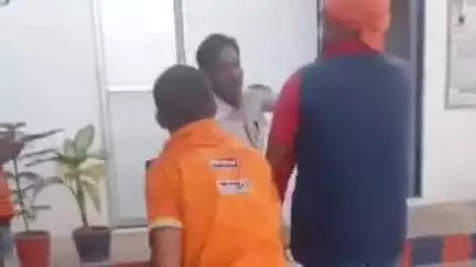 बथनाहा: सहियारा पेट्रोल पंप पर चौकीदार की जमकर हुई पिटाई, सोशल मीडिया पर वीडियो वायरल