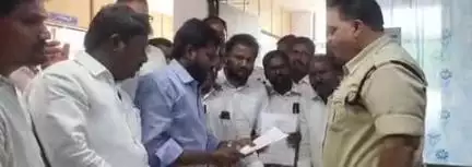 నగరంలోని టూ టౌన్ పోలీస్ స్టేషన్ లో రాష్ట్ర ముఖ్యమంత్రి పై ఫిర్యాదు చేసిన వైఎస్ఆర్సిపి నేతలు, జిల్లాలో హాట్ టాపిక్