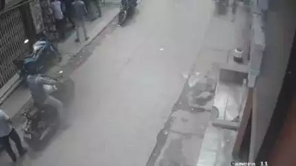मधुबनी: बड़ा बाजार में भू माफिया ने जेसीबी से मोबाइल दुकान की क्षतिग्रस्त, दुकानदार को खाली करने के लिए धमकाया