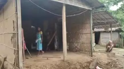 মাটিয়া: হাৰিমুৰাৰ ঘোৰাপোটাত এটা অকলশৰীয়া বন্যহস্তীয়ে ৰুখিলা কোচ নামৰ মহিলা গৰাকীৰ বাসগৃহ ভাঙি লণ্ড ভণ্ড কৰে