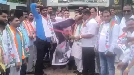 नांदेड: महात्मा फुले पुतळ्यासमोर लक्ष्मण हाकेंच्या निषेधार्थ राष्ट्रवादी काँग्रेस पार्टी अजित पवार गटाचे जोडे मारून निषेध आंदोलन