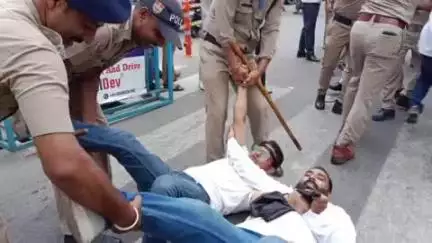 हरिद्वार: सीएम धामी को काले झंडे दिखाने जा रहे कांग्रेस कार्यकर्ताओं को पुलिस ने रानीपुर मोड़ पर रोका, हुई तीखी नोकझोंक