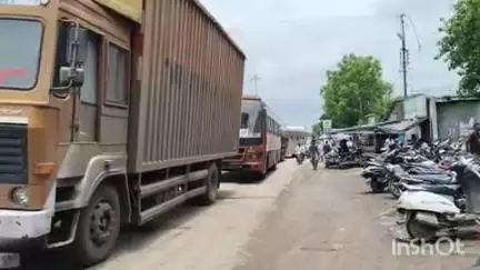 नांदगाव: मनमाड येथील रेल्वे ओव्हर ब्रिजवर वाहन नादुरुस्त झाल्याने तब्बल सहा तासांपासून वाहतूक ठप्प