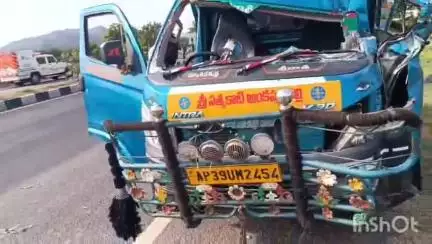 కొమ్మలపాడు వద్ద ఆటో, మామిడికాయల లోడుతో వెళుతున్న టిప్పర్ ఒకదానికి ఒకటి ఢీ, ఆటోలో ఉన్న ఇద్దరికి స్వల్ప గాయాలు